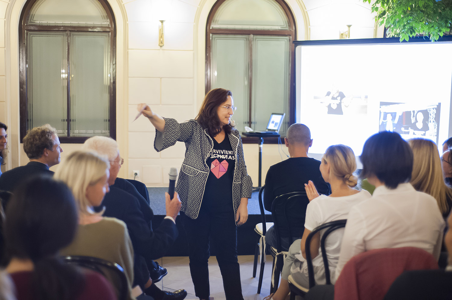 The program brings participants together with ground-breaking Ashoka Fellows and social innovators. In the image, Ashoka Fellow Ana Bella Estévez, addresses the audience at the CEE program opening in 2017.